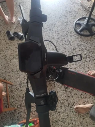 Patinete eléctrico con casco homologado