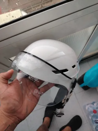Patinete eléctrico con casco homologado