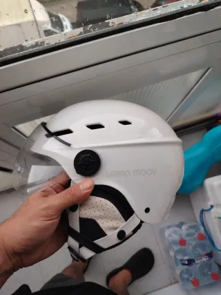 Patinete eléctrico con casco homologado