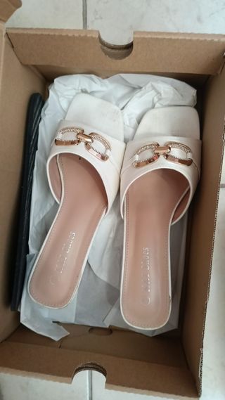 Sandali donna bianchi con fibbia dorata