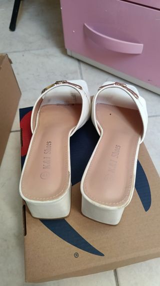 Sandali donna bianchi con fibbia dorata