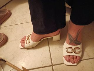 Sandali donna bianchi con fibbia dorata