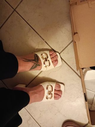 Sandali donna bianchi con fibbia dorata