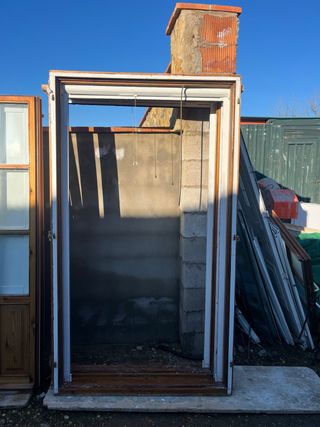 Marcos de puerta de madera y puertas