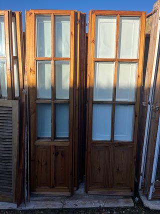 Marcos de puerta de madera y puertas