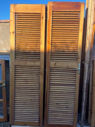 Marcos de puerta de madera y puertas