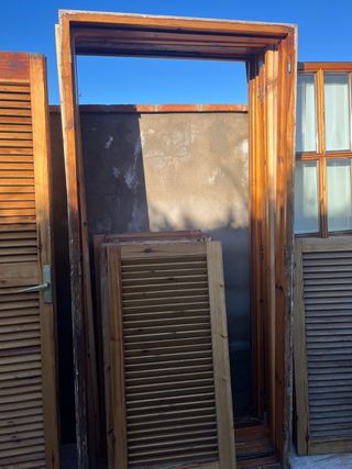 Marcos de puerta de madera y puertas