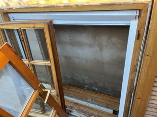 Marcos de puerta de madera y puertas