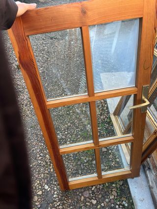 Marcos de puerta de madera y puertas