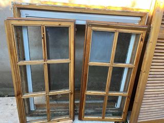 Marcos de puerta de madera y puertas