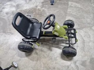 Coche para niños a pedales