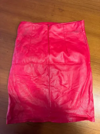 Falda roja efecto piel