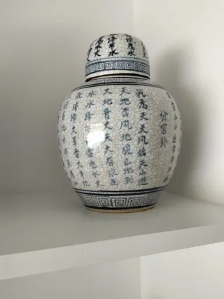 Jarrón chino de cerámica azul y blanco con escritu