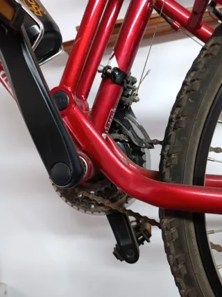 Bicicleta de montaña roja