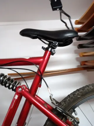 Bicicleta de montaña roja