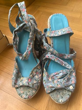 Cuñas de esparto con flores