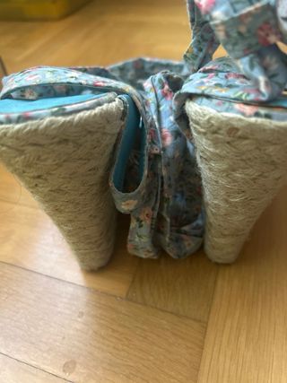 Cuñas de esparto con flores