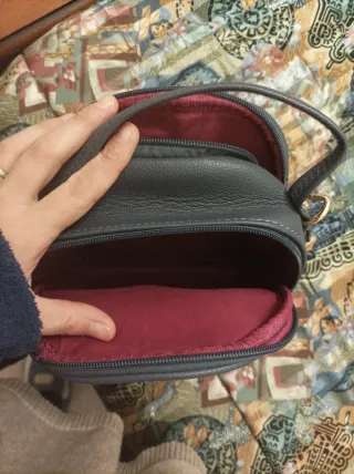 Zainetto grigio con V dorata e nappe