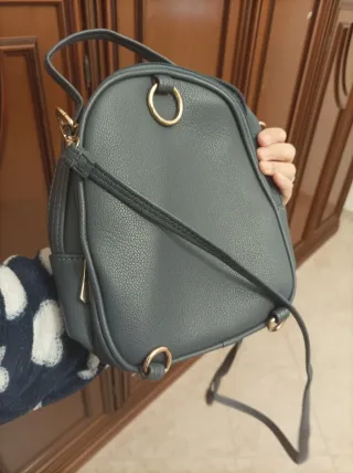 Zainetto grigio con V dorata e nappe