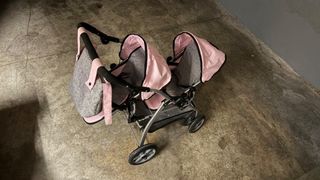 Coche de muñeca gemelar rosa