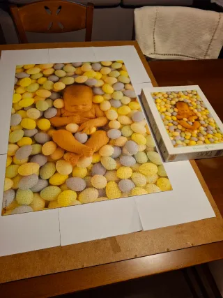 Puzzle 900 pezzi neonato uova colorate