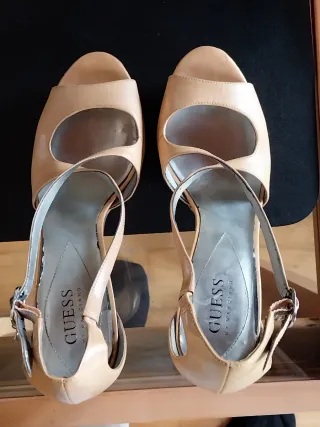 Zapato tacon Guess Beige