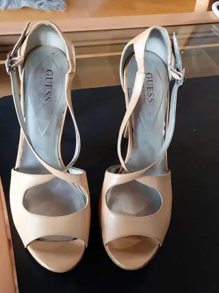 Zapato tacon Guess Beige