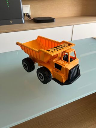 Camión de obras naranja