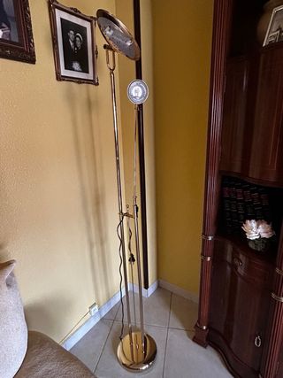 Lámpara de pie dorada para salón