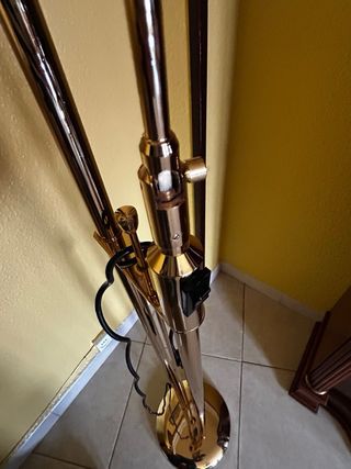 Lámpara de pie dorada para salón