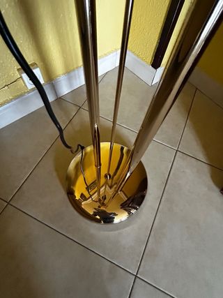 Lámpara de pie dorada para salón