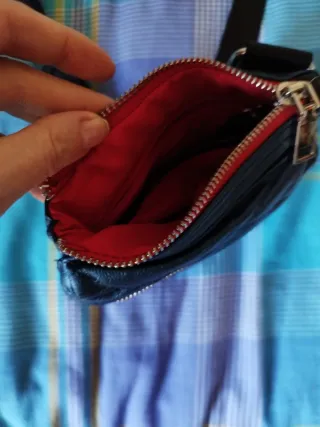 Cartera pequeña negra con cremallera