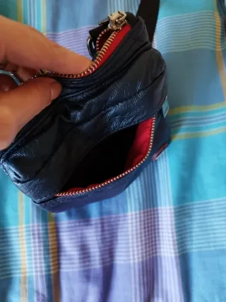 Cartera pequeña negra con cremallera