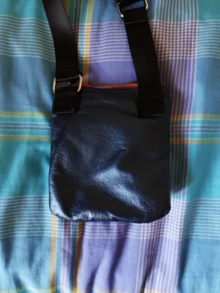 Cartera pequeña negra con cremallera
