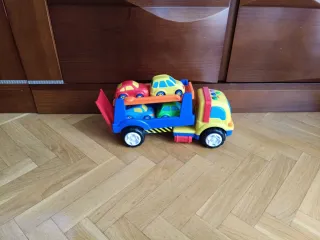 Camión transportador de coches de juguete