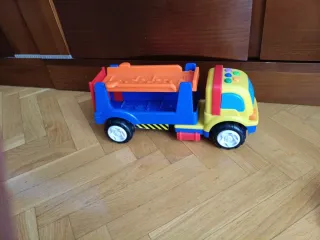 Camión transportador de coches de juguete