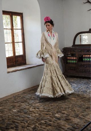 Traje de flamenca beige con lunares amarillos