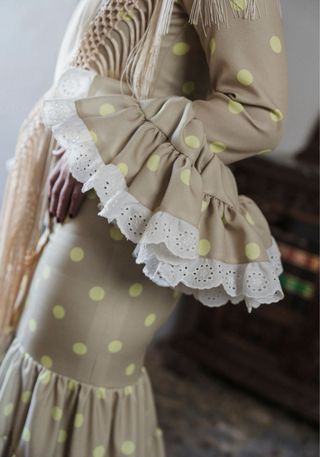 Traje de flamenca beige con lunares amarillos
