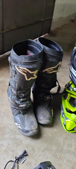 Equipación Enduro: Botas, peto, Rodilleras y Casco