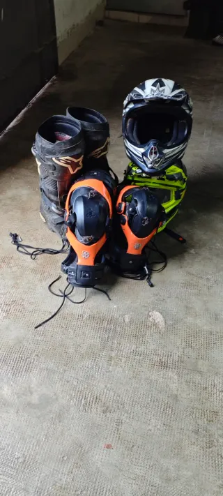 Equipación Enduro: Botas, peto, Rodilleras y Casco