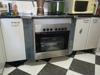 Cocina completa gris y azul con encimera negra