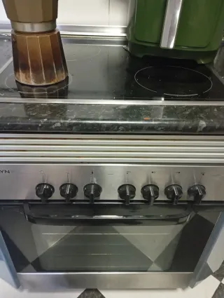 Cocina completa gris y azul con encimera negra