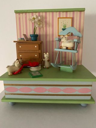 Cajita Musical Gatitos Mecedora. Madera pintada.