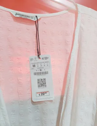 Vestido blanco Stradivarius con etiqueta