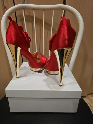 Sandalias rojas satén lazo tacón dorado T38