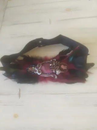 Cinturón elástico adornado con plumas