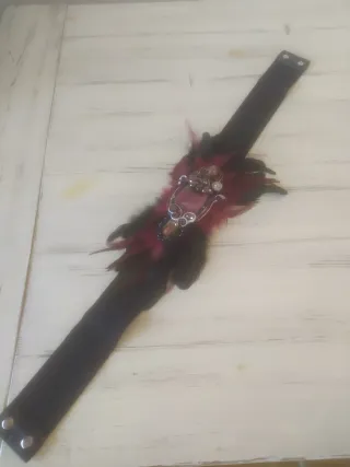 Cinturón elástico adornado con plumas