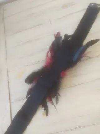 Cinturón elástico adornado con plumas