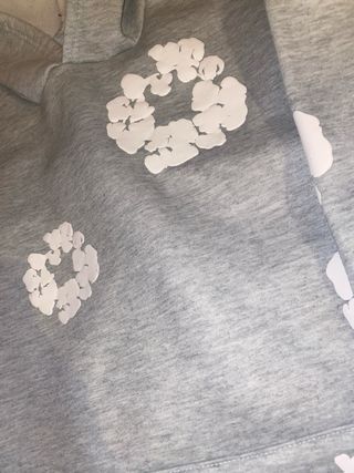 Felpa Denim Tears grigia con fiori bianchi