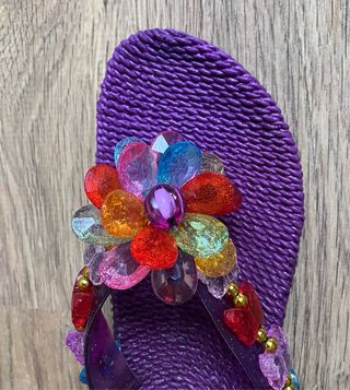 Chanclas moradas con flor y mariposas